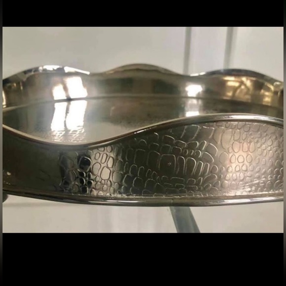 New Bombay & Co silver toned scalloped croc braided metal large serving tray - Picture 5 of 5